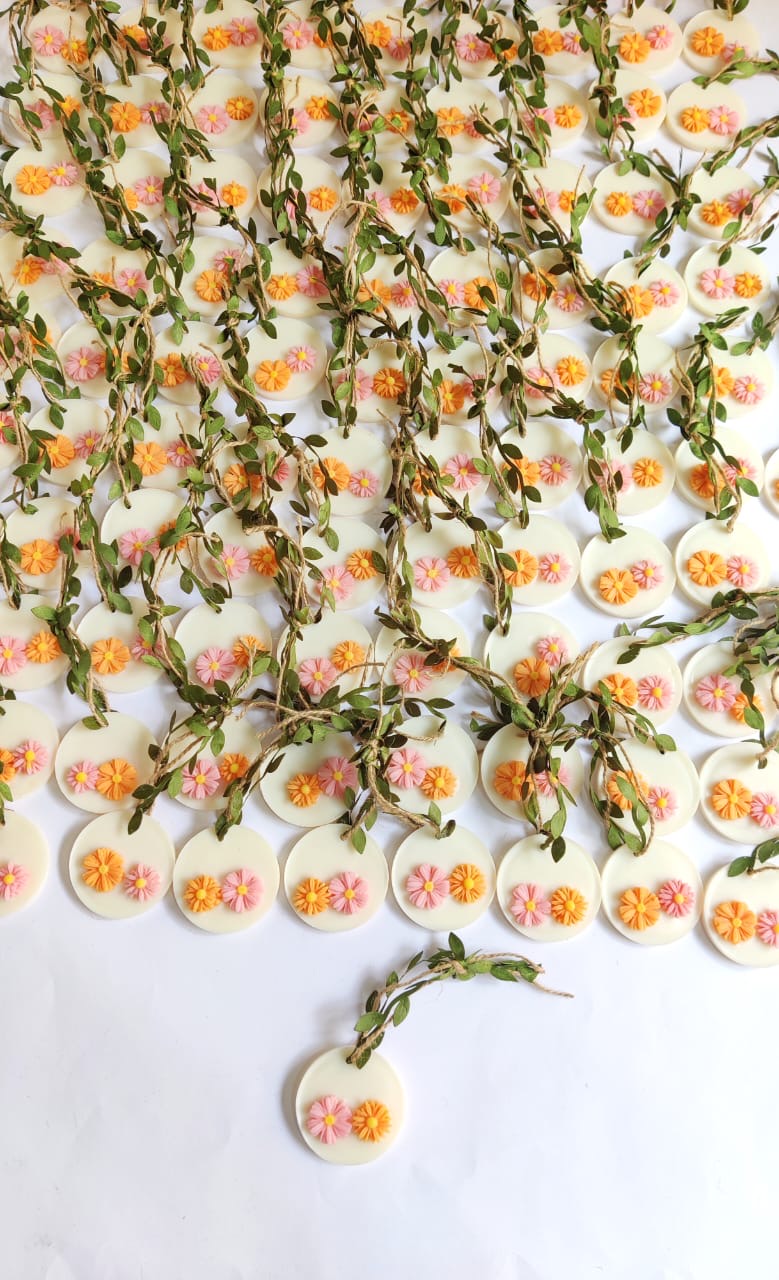 Daisy Candles Return Favours with Net Packaging & Personalised Tags