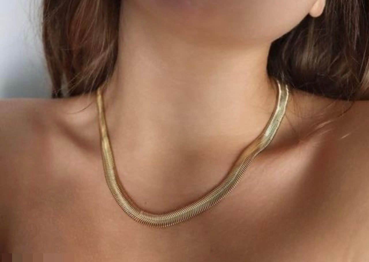 Elegant Snake Pattern Chain Gold