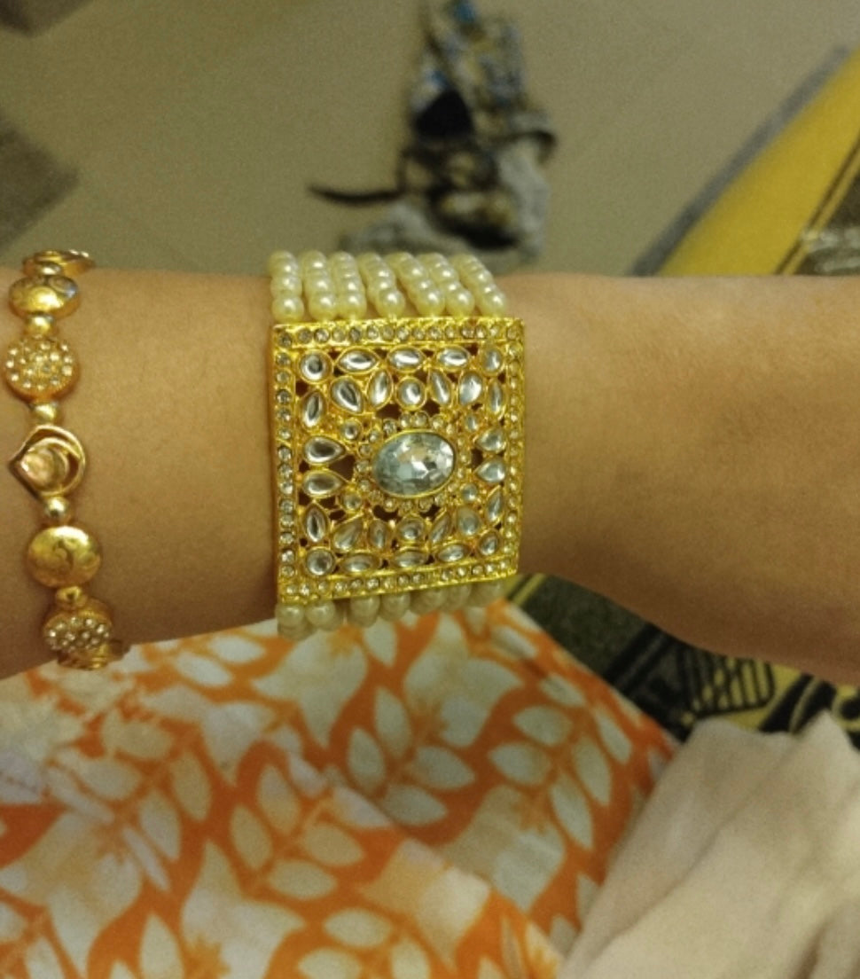Elegant Alloy Gold Plated Pearl Bracelet
