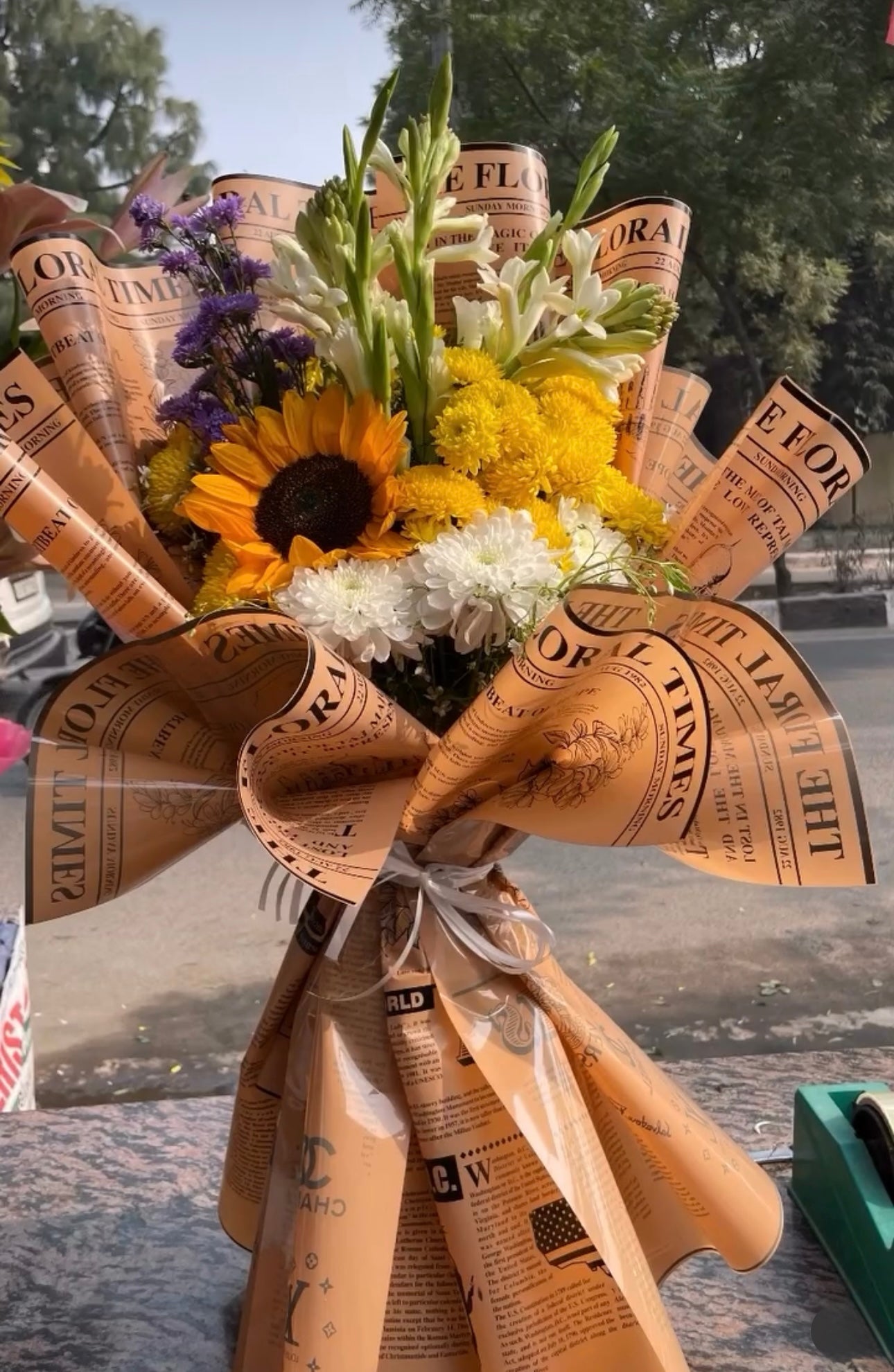 Exclusive Luxe Flowers Bouquet (Only deliverable in Delhi/NCR)