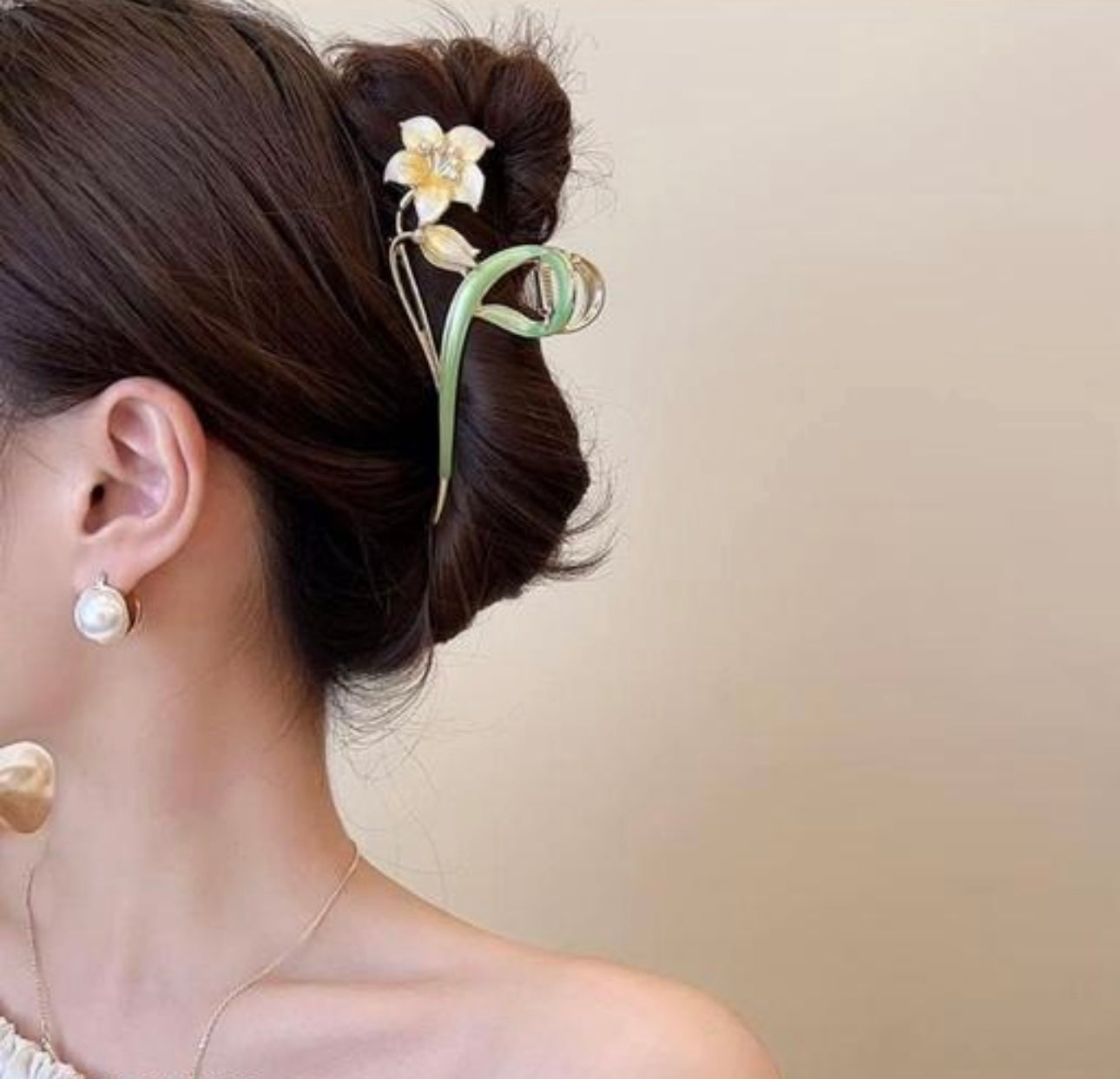 Elegant Flower Shape Hairclip / Clutcher / Claw (Any random color will come)