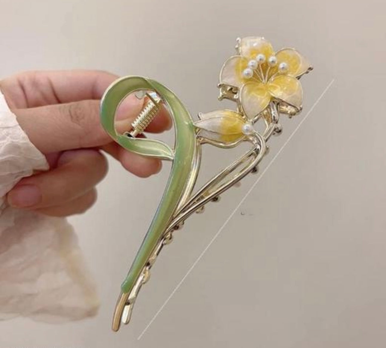 Elegant Flower Shape Hairclip / Clutcher / Claw (Any random color will come)