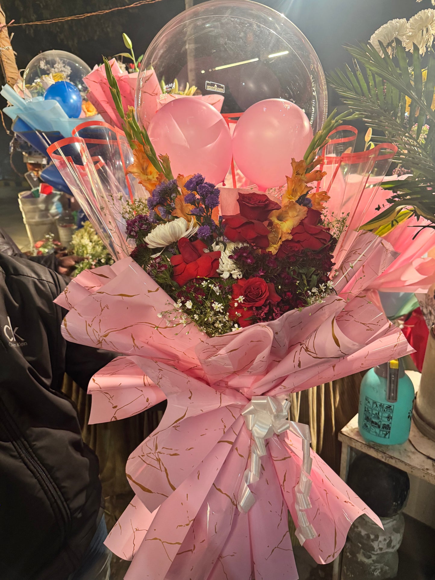 Premium Fresh Flowers Balloon Bouquet (Only deliverable in Delhi/NCR)