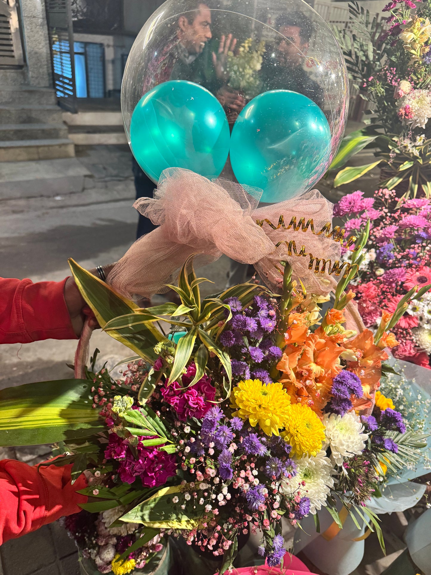 Premium Fresh Flowers Balloon Bouquet (Only deliverable in Delhi/NCR)