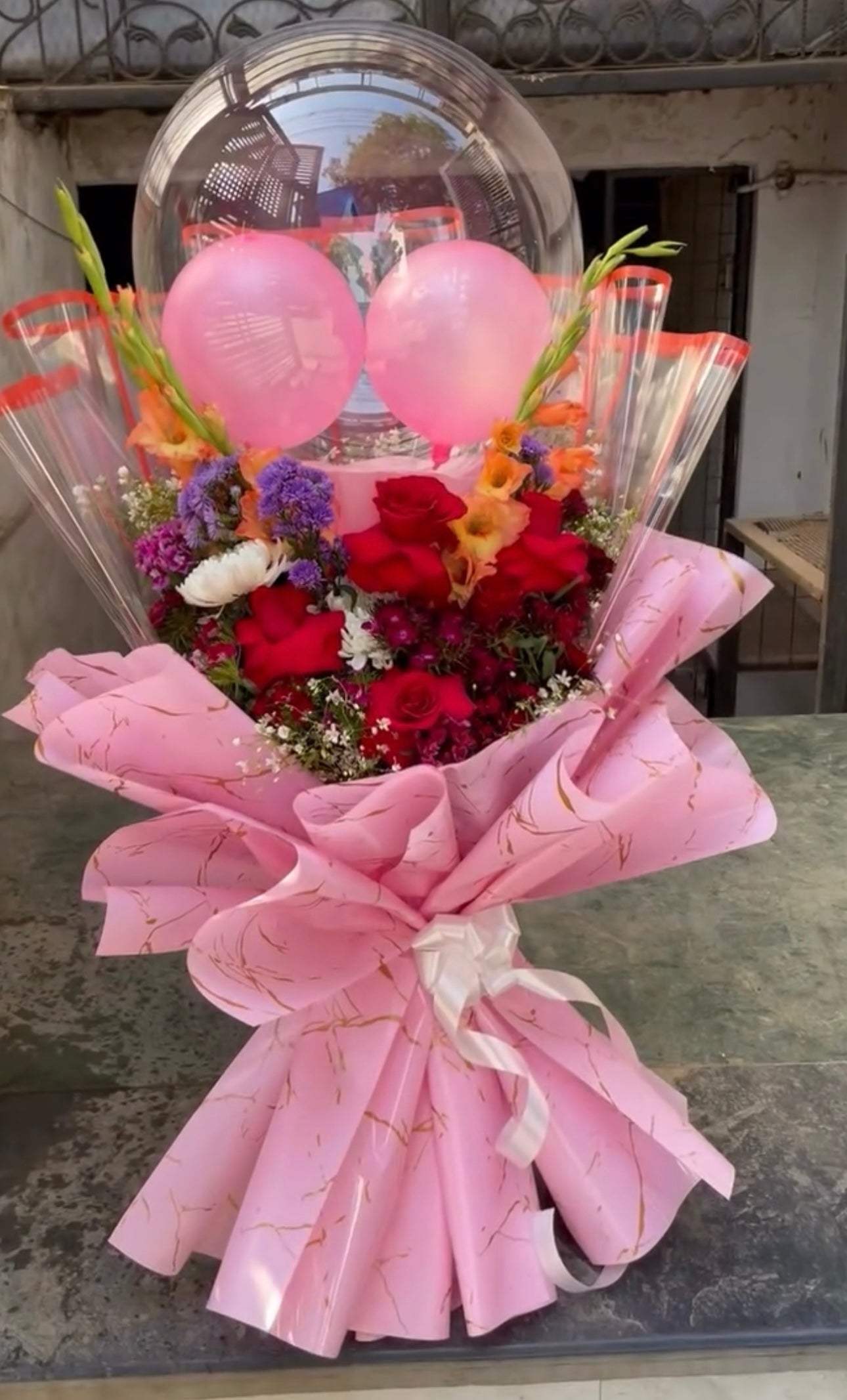 Premium Fresh Flowers Balloon Bouquet (Only deliverable in Delhi/NCR)
