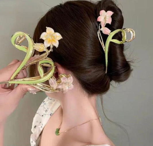 Elegant Flower Shape Hairclip / Clutcher / Claw (Any random color will come)