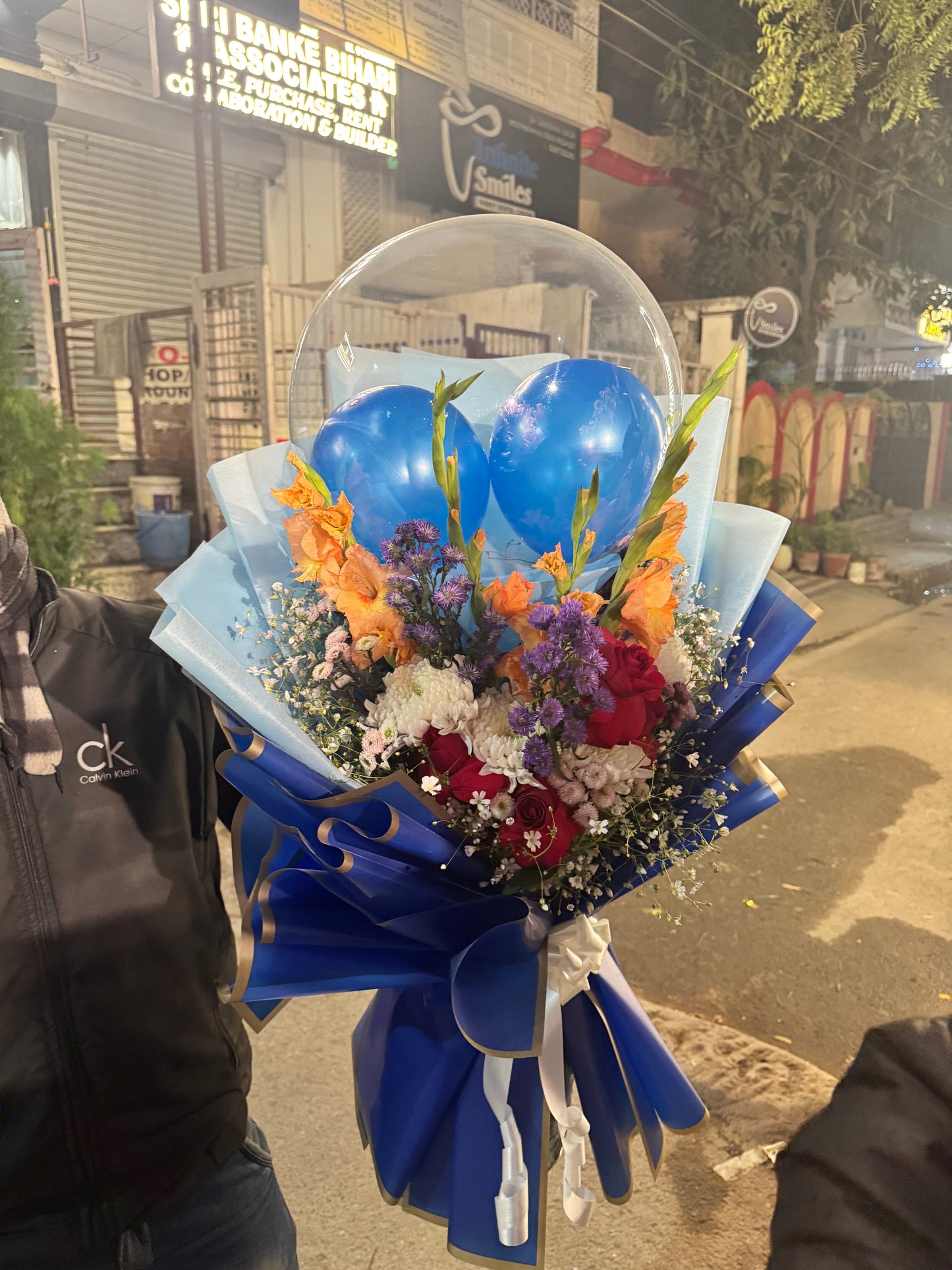 Premium Fresh Flowers Balloon Bouquet with Korean Sheets (Only deliverable in Delhi/NCR)