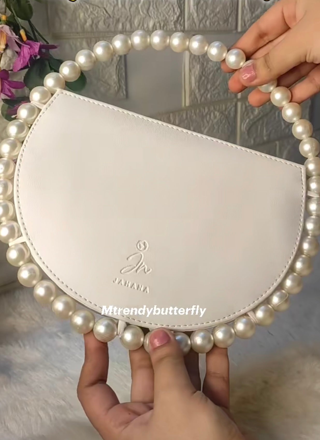 Elegant Halo Handbag with Pearls Detailing