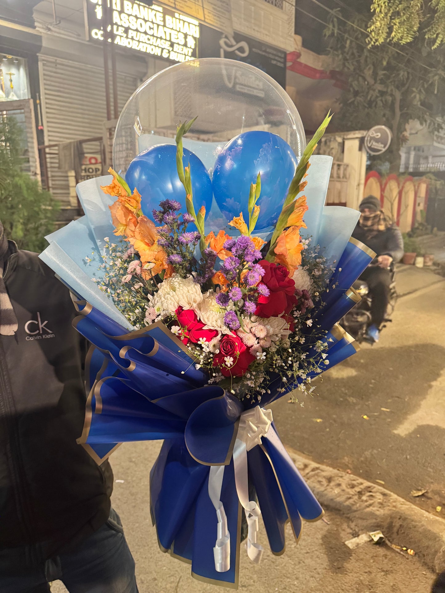 Premium Fresh Flowers Balloon Bouquet with Korean Sheets (Only deliverable in Delhi/NCR)