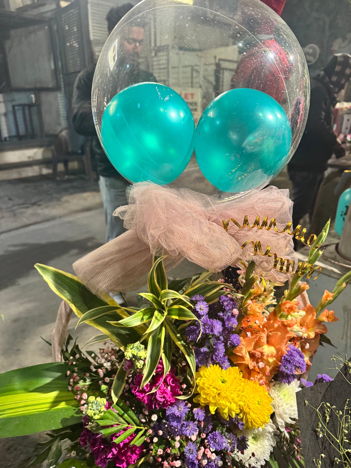 Premium Fresh Flowers Balloon Bouquet (Only deliverable in Delhi/NCR)