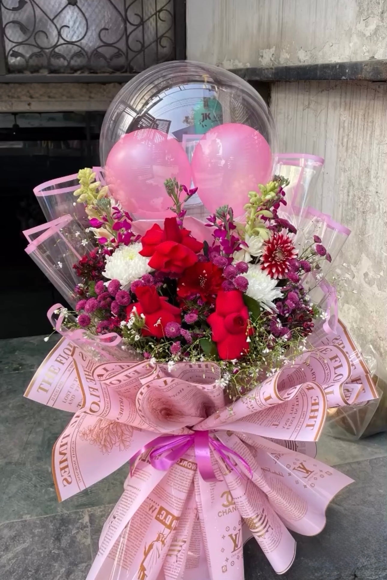 Premium Fresh Flowers Balloon Bouquet (Only deliverable in Delhi/NCR)