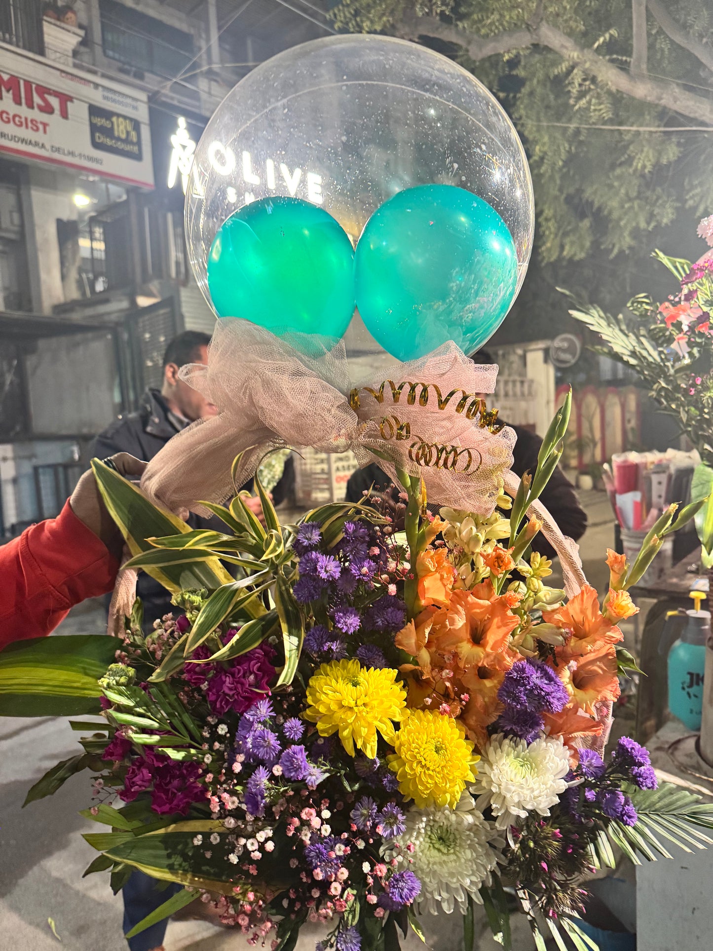 Premium Fresh Flowers Balloon Bouquet (Only deliverable in Delhi/NCR)