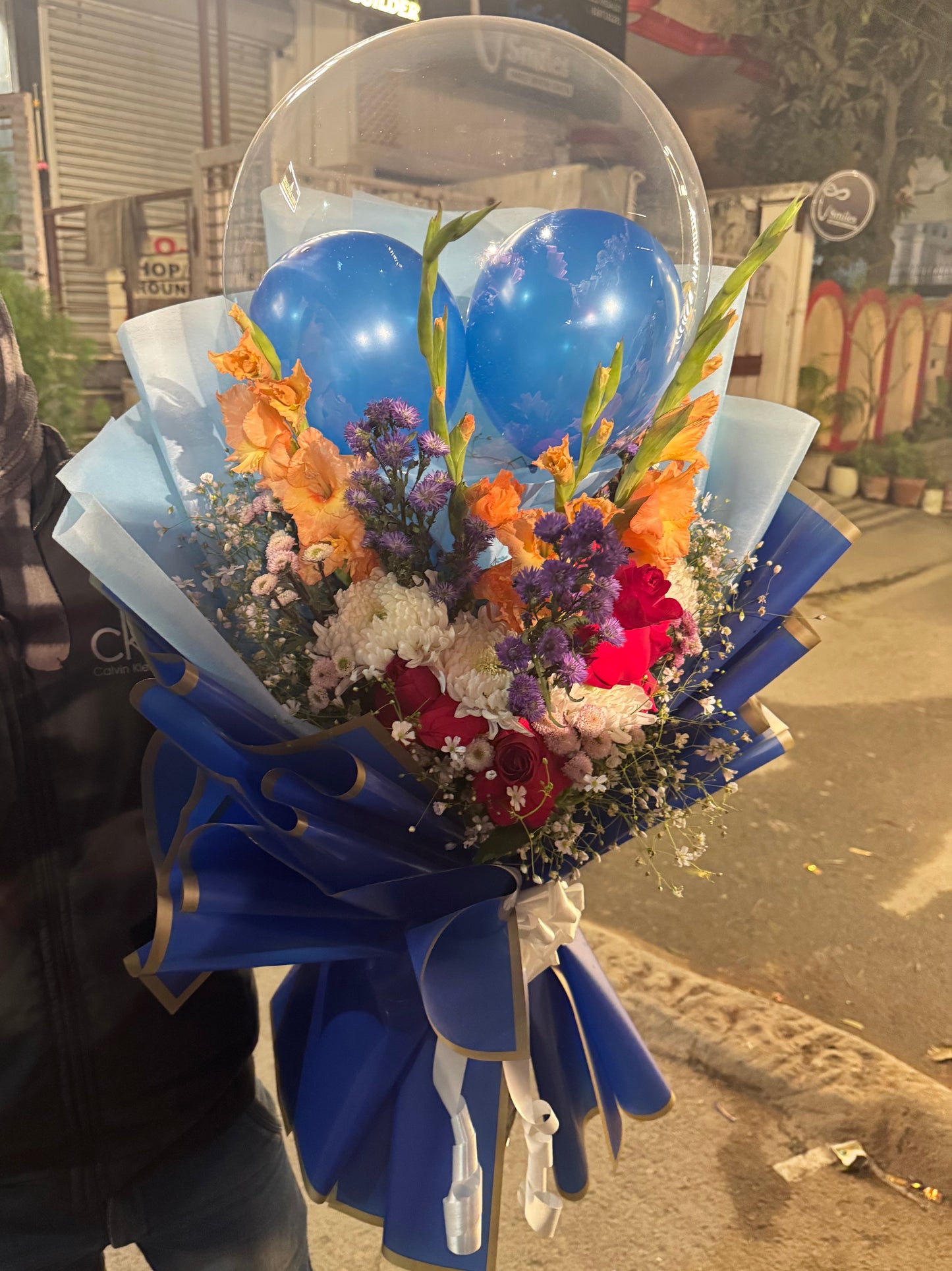 Premium Fresh Flowers Balloon Bouquet with Korean Sheets (Only deliverable in Delhi/NCR)