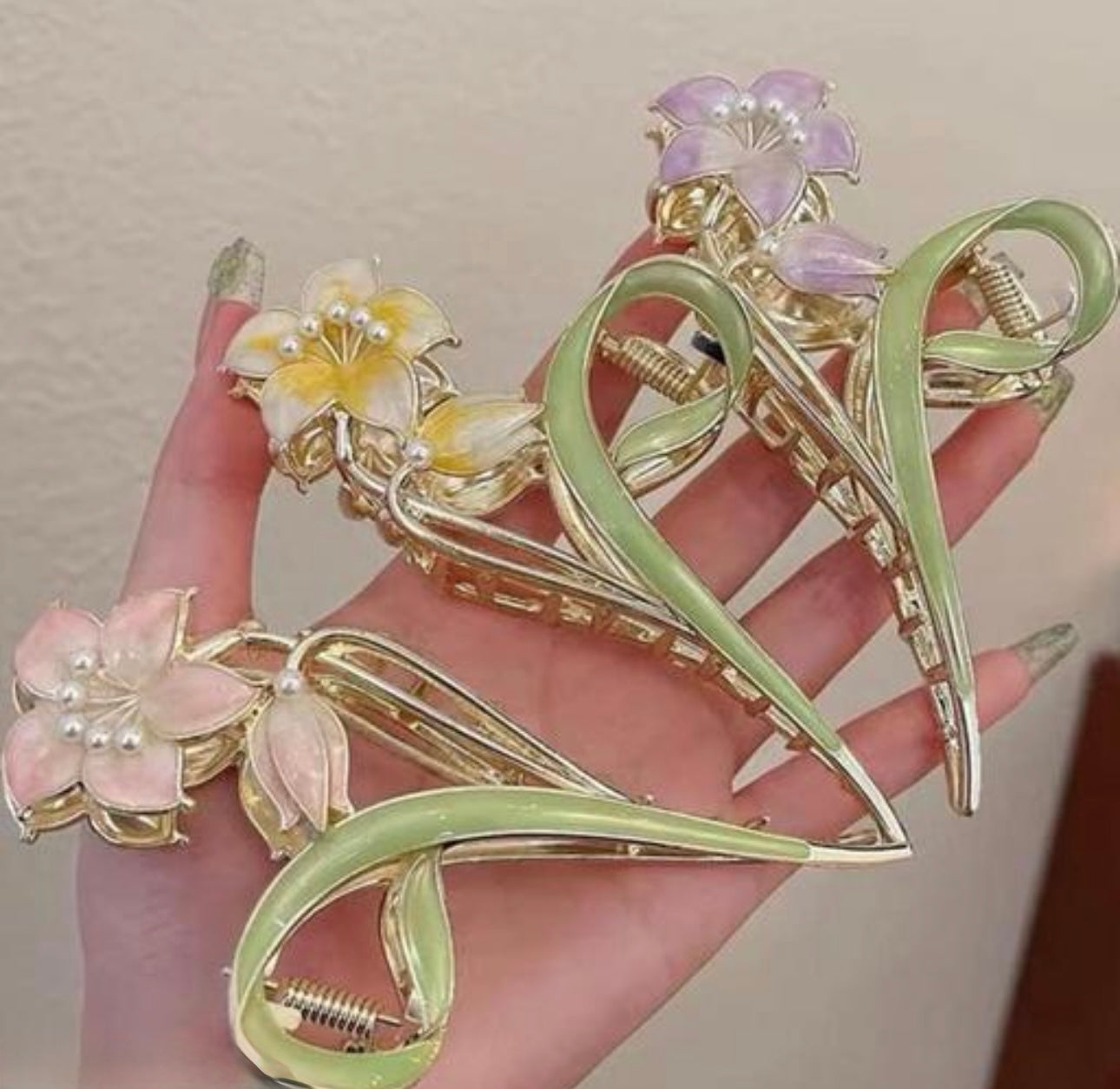 Elegant Flower Shape Hairclip / Clutcher / Claw (Any random color will come)