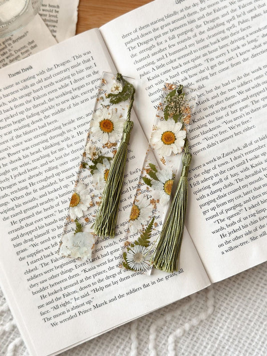Floral bookmarks with real flowers