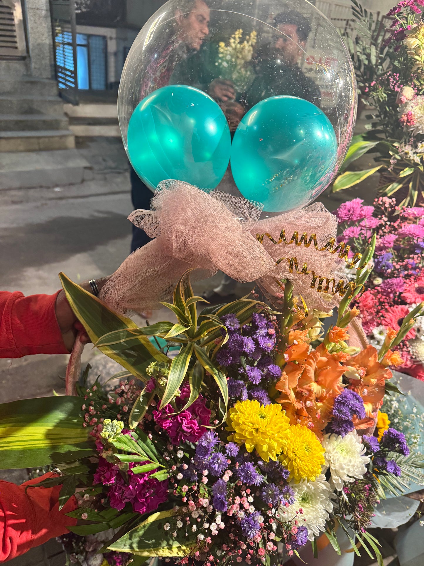 Premium Fresh Flowers Balloon Bouquet (Only deliverable in Delhi/NCR)